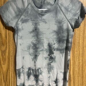 lululemon athletica Gray Tie-Dye Short Sleeve Tee